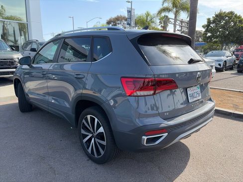 Used 2023 Volkswagen Taos SE w/ Panoramic Sunroof Package FWD image 5