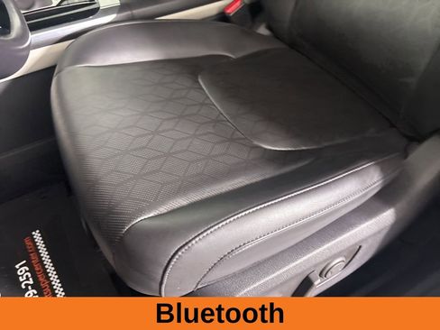 Used 2024 Kia Carnival EX image 11