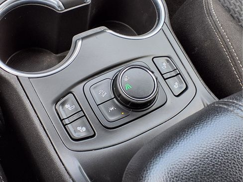 Used 2022 GMC Terrain SLE w/ Driver Convenience Package image 10