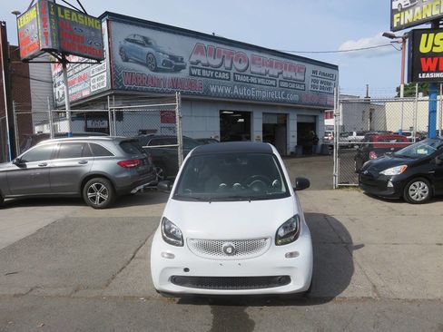 Used 2016 smart fortwo passion RWD image 7