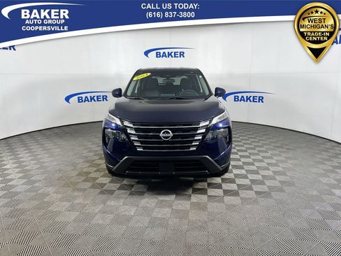 Used 2024 Nissan Rogue SV image 3