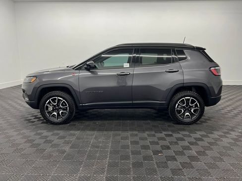 Used 2024 Jeep Compass Trailhawk w/ Trailhawk Convenience Group AWD/4WD image 2