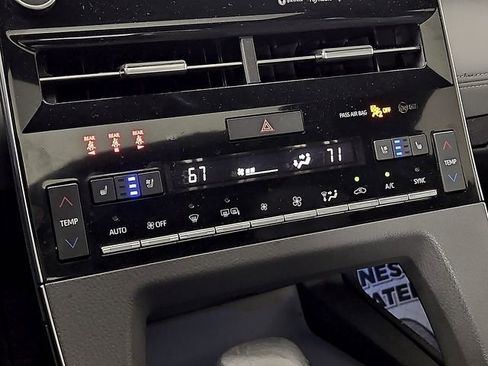 Used 2019 Toyota Avalon Limited image 16