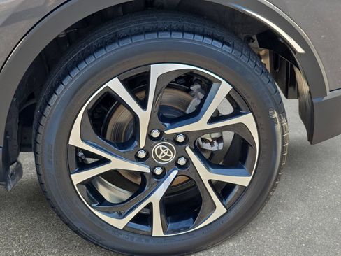 Used 2022 Toyota C-HR XLE FWD image 31
