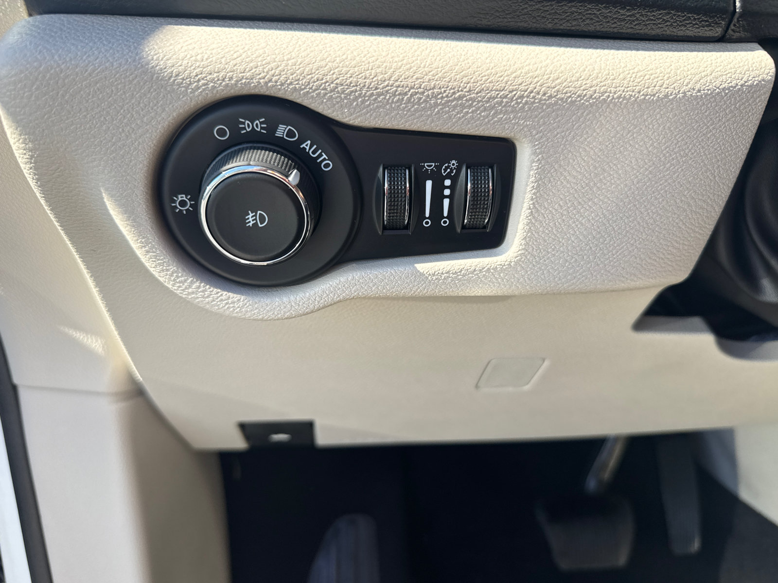 Used 2023 Chrysler Pacifica Touring-L FWD image 14