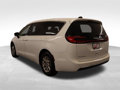 Used 2025 Chrysler Pacifica Select