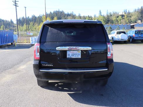 Used 2017 GMC Yukon Denali image 6