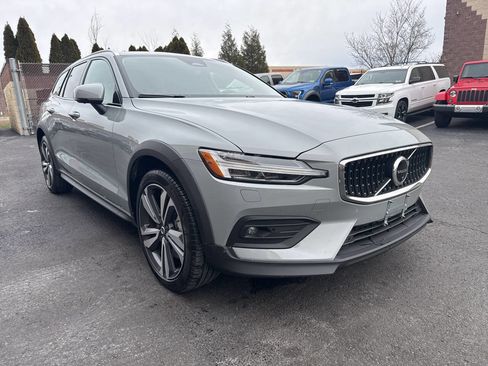 Used 2025 Volvo V60 B5 Cross Country Plus image 8