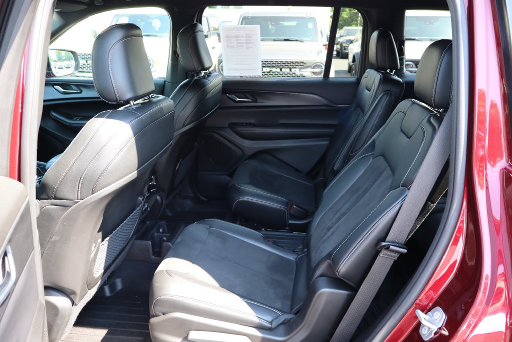 Used 2024 Jeep Grand Cherokee L Altitude AWD/4WD image 13
