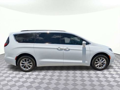 Used 2022 Chrysler Pacifica Touring-L AWD/4WD image 2