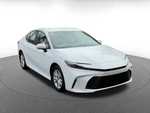 Used 2025 Toyota Camry LE image 3