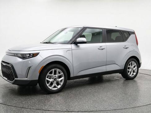 Used 2025 Kia Soul LX w/ LX Technology Package FWD image 3