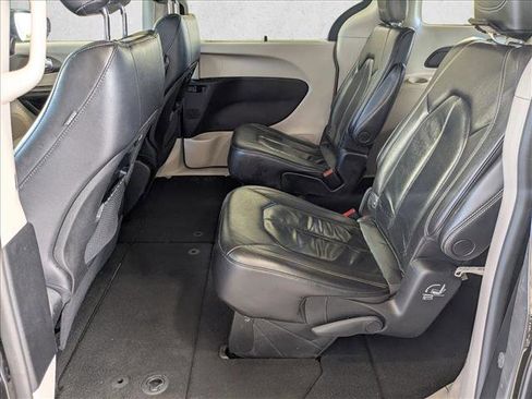 Used 2022 Chrysler Pacifica Touring-L FWD image 16