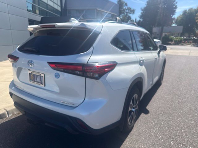 Used 2020 Toyota Highlander XLE AWD/4WD image 4
