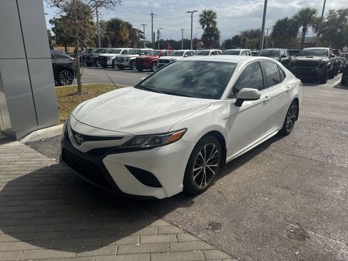 Used 2020 Toyota Camry SE image 2