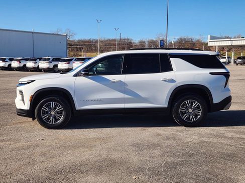 Used 2025 Chevrolet Traverse LT image 4