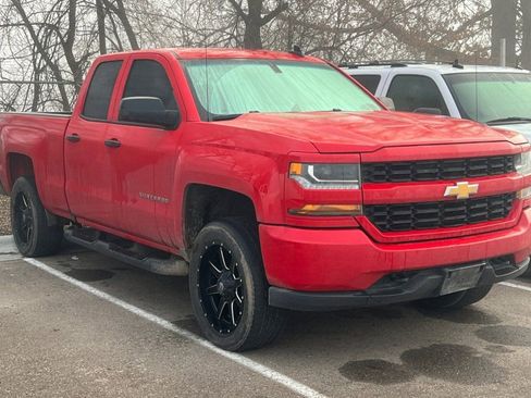 Used 2018 Chevrolet Silverado 1500 Custom w/ Custom Value Package image 2