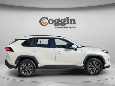 Used 2022 Toyota RAV4 XLE Premium AWD/4WD image 4