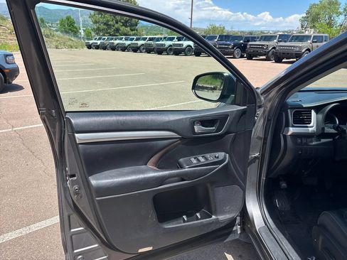 Used 2018 Toyota Highlander XLE AWD/4WD image 9