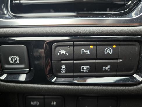 Used 2025 GMC Yukon Denali AWD/4WD image 16