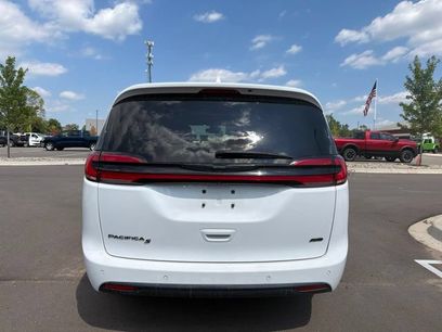 Used 2022 Chrysler Pacifica Touring-L w/ Uconnect Theater Family Group