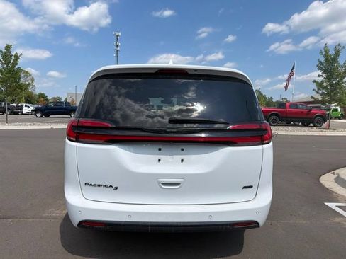 Used 2022 Chrysler Pacifica Touring-L w/ Uconnect Theater Family Group AWD/4WD image 4