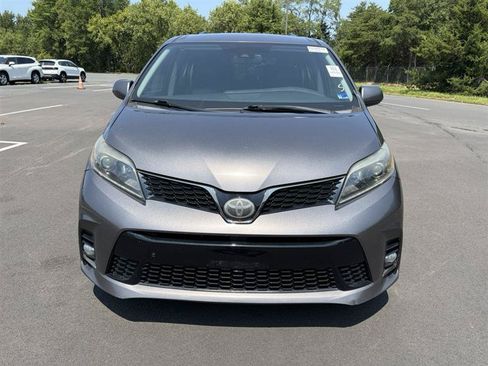 Used 2019 Toyota Sienna SE FWD image 2