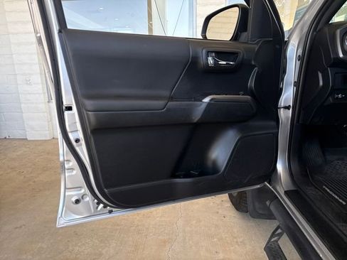 Used 2019 Toyota Tacoma TRD Off-Road w/ Technology Package AWD/4WD image 10