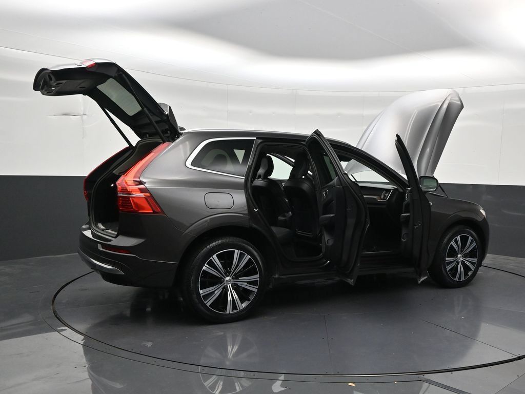 Certified 2023 Volvo XC60 B5 Plus AWD/4WD image 32