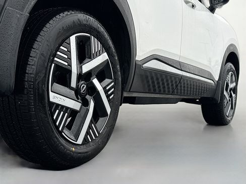 Certified 2025 Nissan Kicks SV image 15