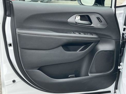 New 2026 Chrysler Pacifica Select FWD image 11