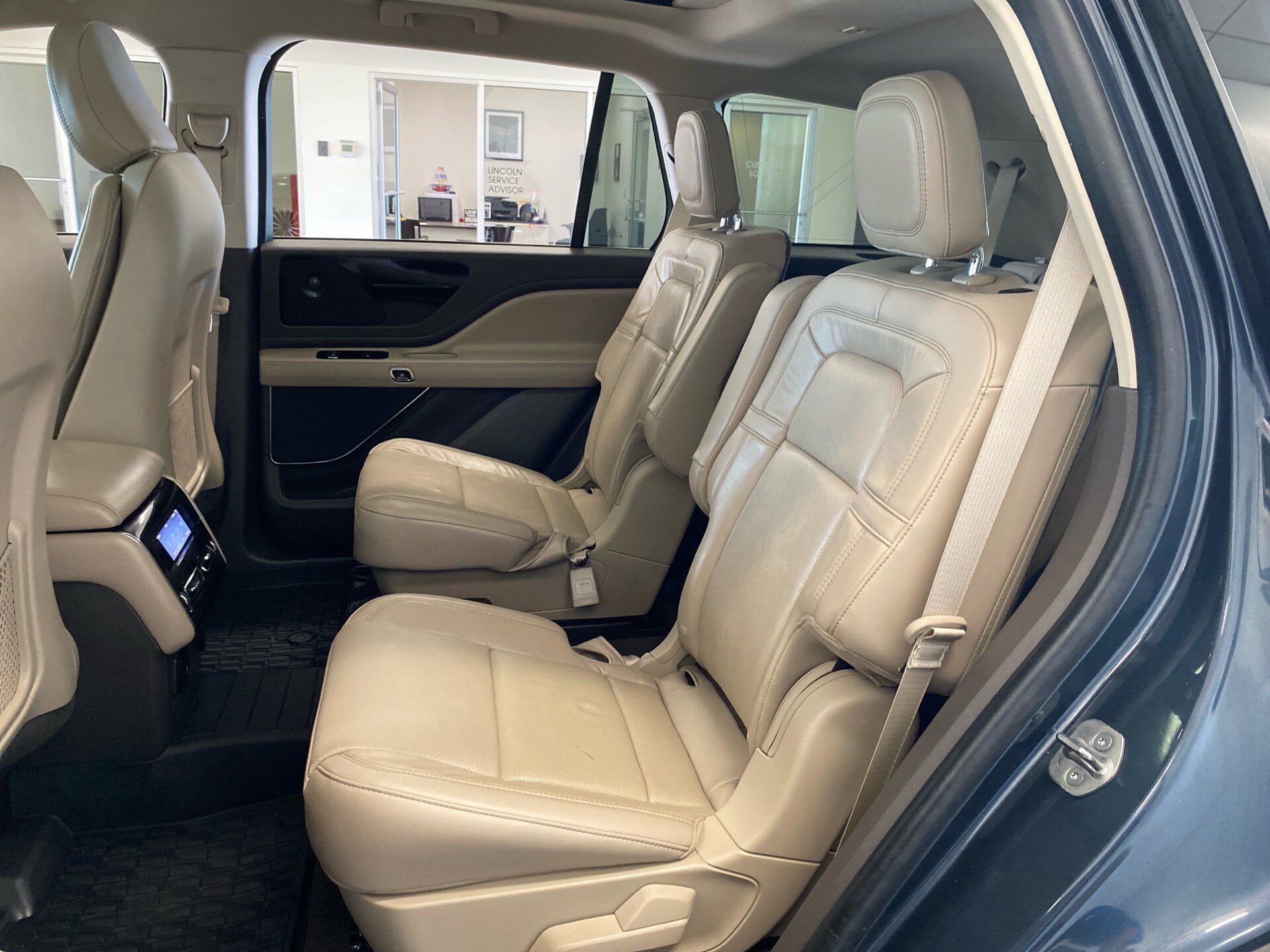 Used 2023 Lincoln Aviator Reserve w/ Equipment Group 201A AWD/4WD image 9