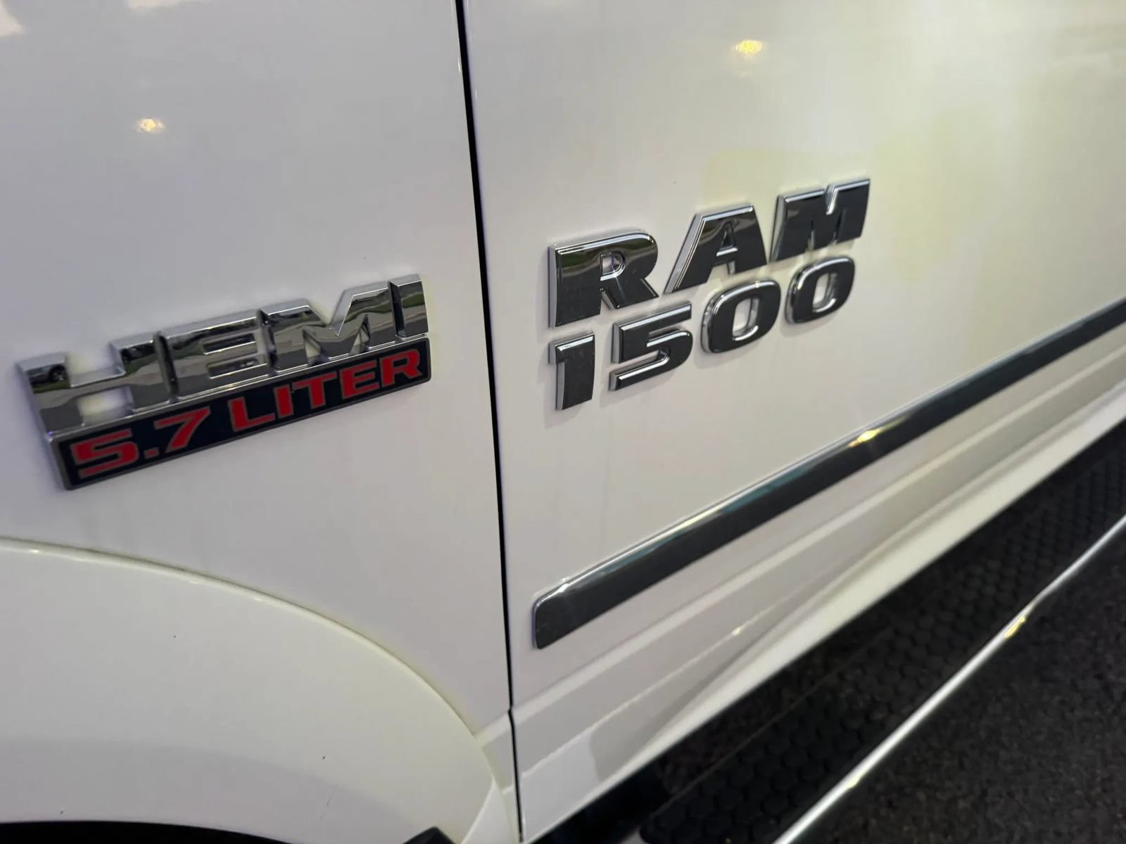 Used 2016 RAM 1500 Laramie w/ Convenience Group AWD/4WD image 3