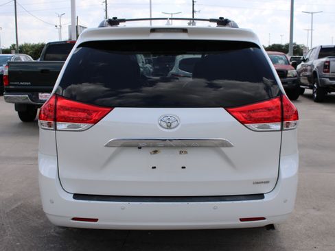 Used 2014 Toyota Sienna Limited w/ Limited Premium Package FWD image 8