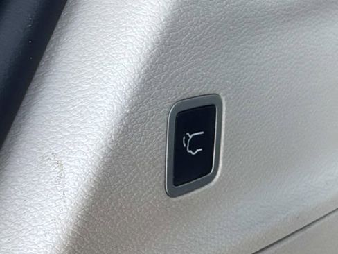 Used 2023 Chrysler Pacifica Touring-L FWD image 15