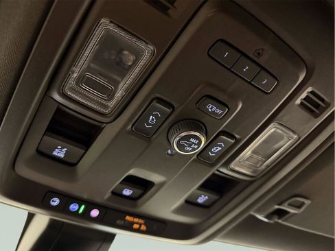 Used 2022 GMC Yukon SLT w/ SLT Luxury Package image 48