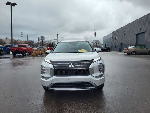 Used 2025 Mitsubishi Outlander SE image 8