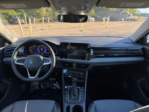 Used 2025 Volkswagen Jetta SE image 28