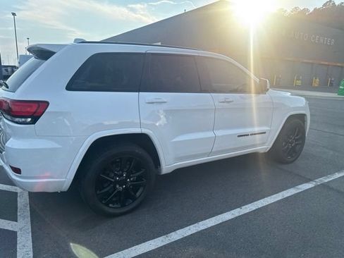Used 2020 Jeep Grand Cherokee Altitude RWD image 6