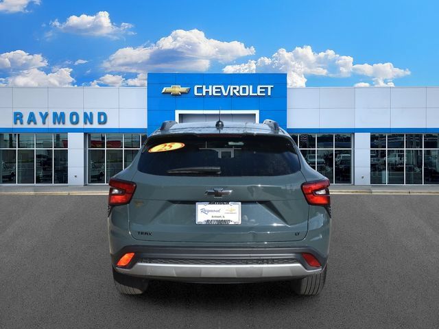 Used 2025 Chevrolet Trax LT w/ LT Convenience Package FWD image 4