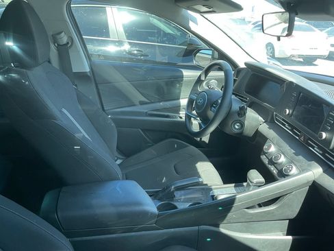 Used 2025 Hyundai Elantra SE FWD image 8