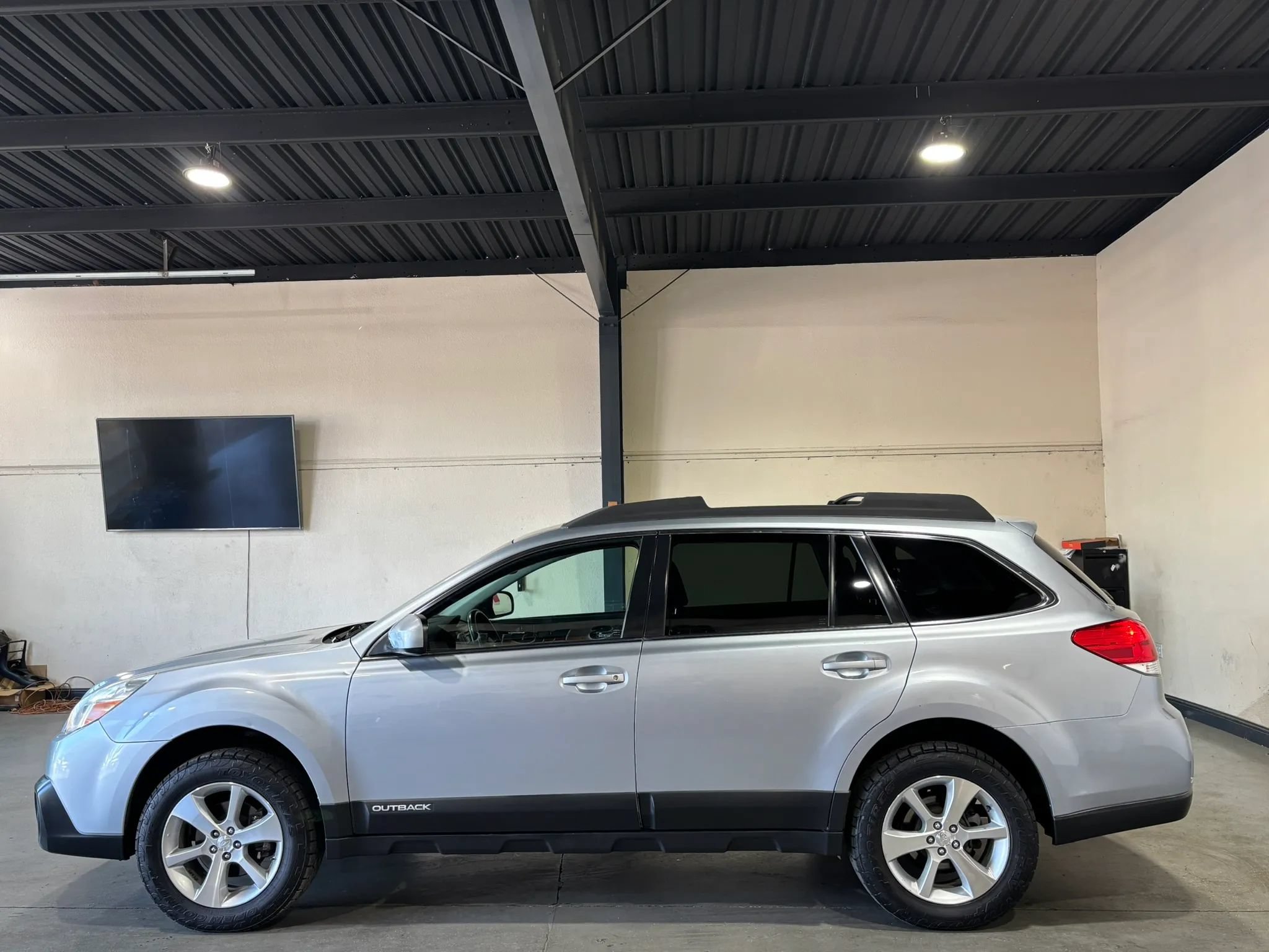 Used 2013 Subaru Outback 2.5i Limited w/ Moonroof Pkg AWD/4WD image 5