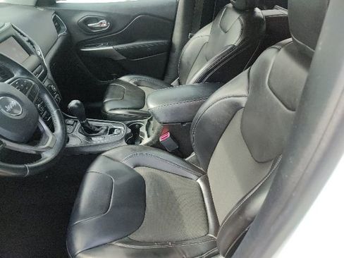 Used 2019 Jeep Cherokee Latitude Plus AWD/4WD image 19