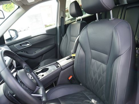 Used 2024 Nissan Rogue Platinum image 22