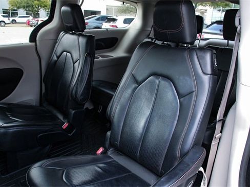 Used 2017 Chrysler Pacifica Touring-L Plus image 35