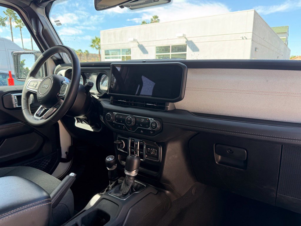 Used 2024 Jeep Wrangler Unlimited Sahara AWD/4WD image 18