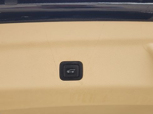 Used 2022 Cadillac Escalade Premium Luxury RWD image 31