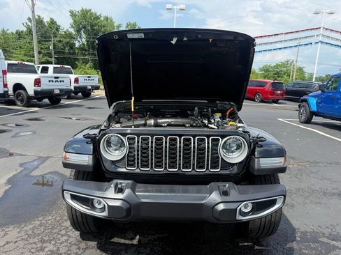 Used 2025 Jeep Wrangler Unlimited Sahara AWD/4WD image 58