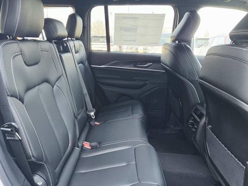 New 2025 Jeep Grand Cherokee Limited w/ Black Appearance Package image 16