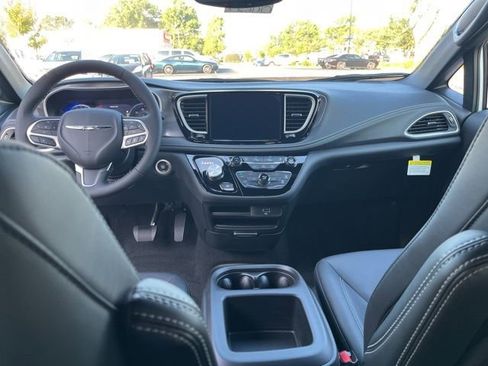 New 2026 Chrysler Pacifica Select image 15